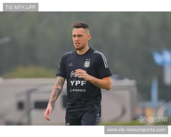 塞维利亚恢复训练中奥坎波斯完成数次高速冲刺引领节奏